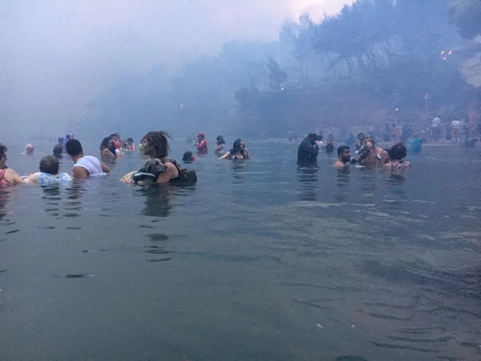 Τα βίντεο του τρόμου! Ανθρωποι στη θάλασσα την ώρα της φωτιάς στο Μάτι